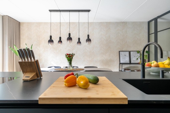 symmetrische en strakke zwarte keuken