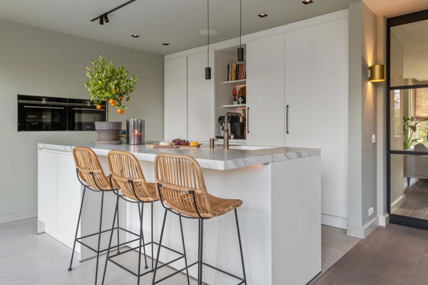 Strakke witte leefkeuken | Koopman Keukendesign