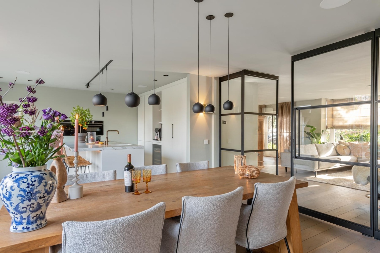 Strakke witte leefkeuken | Koopman Keukendesign