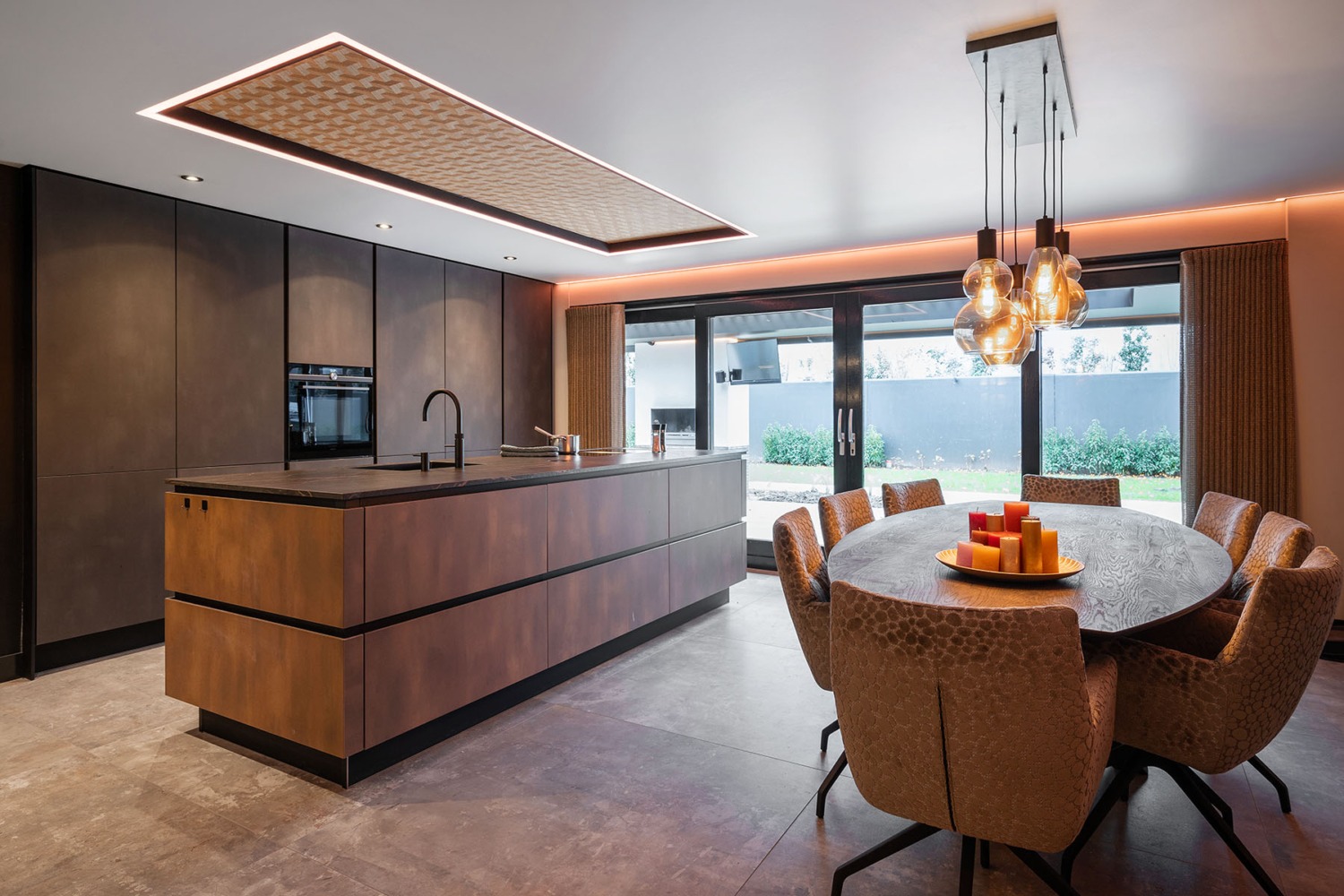 Leefkeuken in roestbruine kleurstelling | Koopman Keukendesign